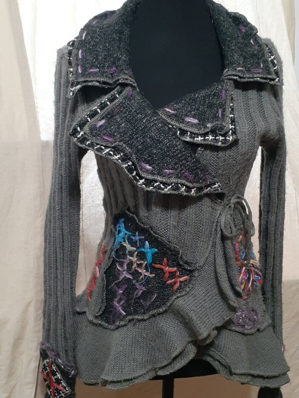 Veste vintage grise avec broderie au dos, Small/petit